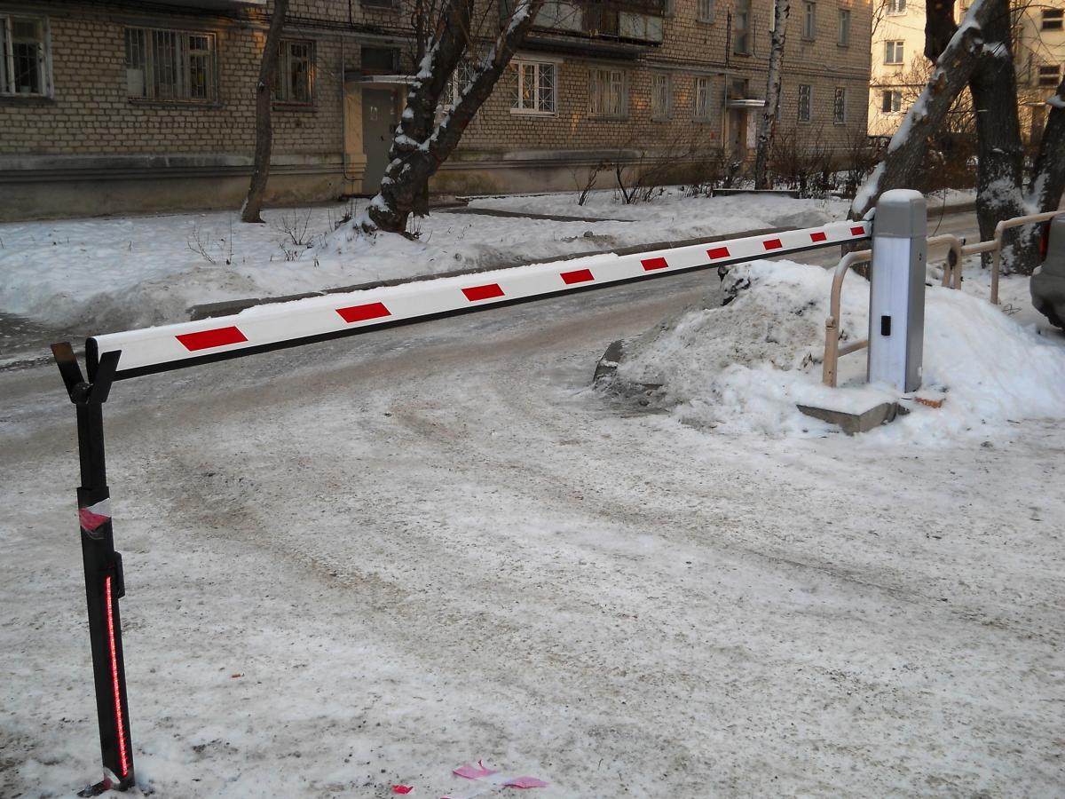 Шлагбаум на въезде во двор дома.